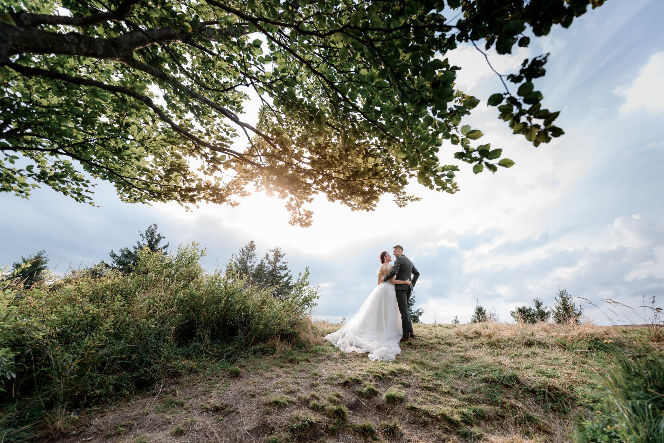 seo-for-wedding-photographers-couple-in-a-field